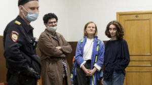 الشرطة الروسية تدهم موقعاً إخبارياً على خلفية فيديو حول احتجاجات للمعارضة