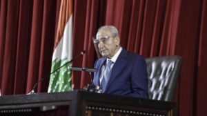 بري لبنان مهدد بالانهيار إذا بقي بلا حكومة