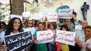 صحفيو تونس يرفضون محاولات النهضة لإخضاع وسائل الإعلام