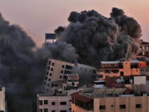 إسرائيل تدمر مقر الشرطة الرئيسي بغزة.. وتقتل فلسطينيا بالضفة