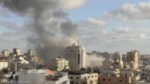 بدون إنذار.. إسرائيل تقصف مبنى في غزة