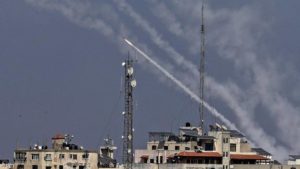 حماس تطلق 130 صاروخا ردا على اغتيال قادتها وتدمير برج جديد