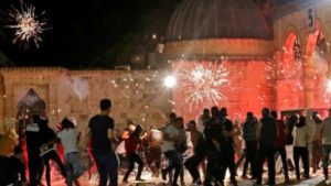 صدامات جديدة في القدس بين الفلسطينين وإسرائيل.. أكثر من 50 جريحا