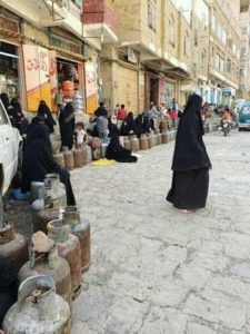 نساء مدينة تعز اليمنية تفترش الأرض نهار رمضان بحثاً عن مادة الغاز المنزلي...