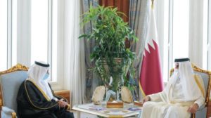 أمير قطر يتسلم أوراق اعتماد السفير السعودي