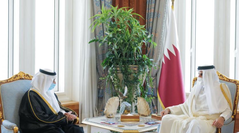 أمير قطر يتسلم أوراق اعتماد السفير السعودي