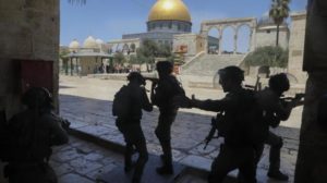 اشتباكات بين الشرطة الإسرائيلية وفلسطينيين مع بدء أعمال هدم في القدس