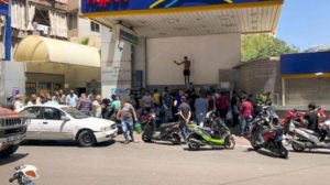 الحكومة اللبنانية تحذر من الانهيار الشامل