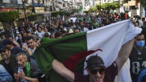 انتخابات الجزائر.. المترشحون يتنافسون على خطب ود الحراك