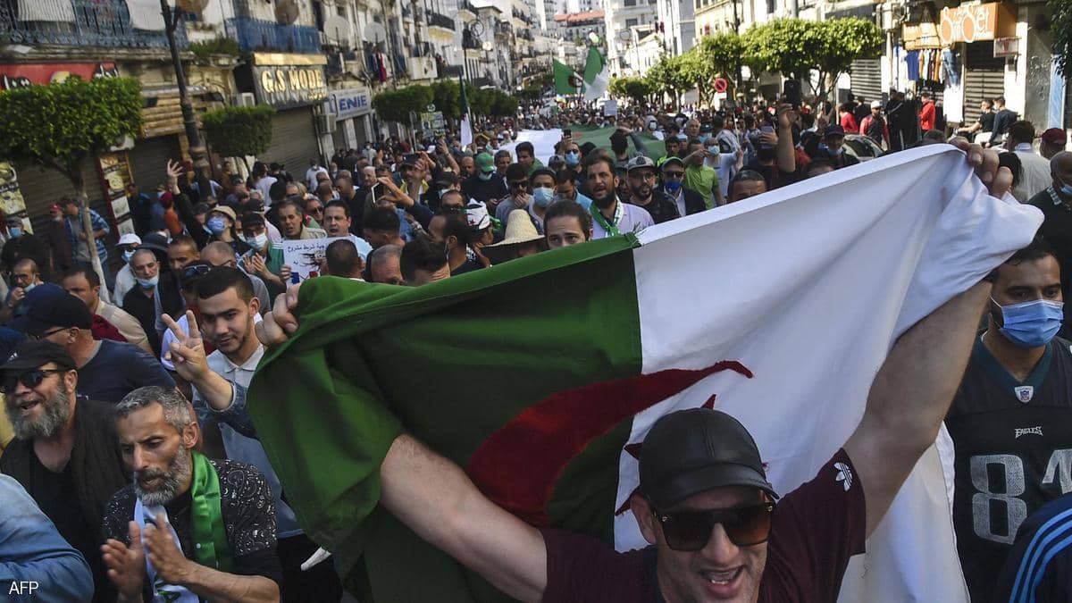 انتخابات الجزائر.. المترشحون يتنافسون على خطب ود الحراك