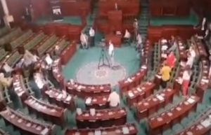 تونس.. الاعتداء بالضرب على عبير موسي في قلب البرلمان