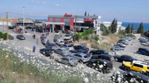 لبنان فوضى و«استثناءات» في طوابير الانتظار أمام محطات الوقود