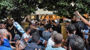 أهالي ضحايا انفجار مرفأ بيروت حاولوا اقتحام منزل وزير الداخلية