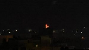 إسرائيل تقصف أهدافاً في غزة رداً على إطلاق بالونات حارقة