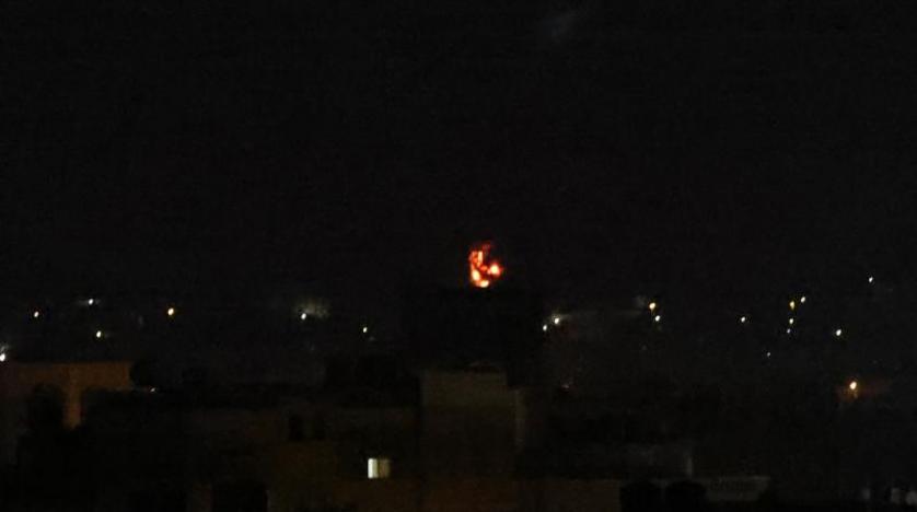 إسرائيل تقصف أهدافاً في غزة رداً على إطلاق بالونات حارقة
