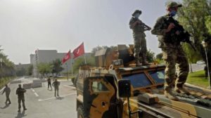 الجيش التونسي ينتشر في مقر الحكومة ويمنع دخول الموظفين