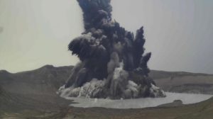 بركان في الفلبين ينفث غازاً ساماً ويهدد مئات الآلاف في مانيلا