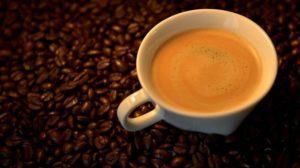 خبير تغذية يجيب هل يؤدي تناول الشاي والقهوة للإصابة بالجفاف ؟