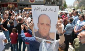 مقتل نزار بنات.. الاتحاد الأوروبي يطالب بمعاقبة المتورطين والعائلة تتهم جهات عليا بالسلطة الفلسطينية