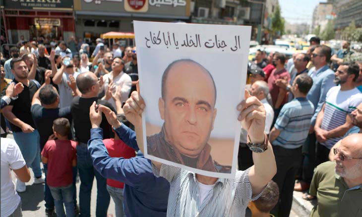 مقتل نزار بنات.. الاتحاد الأوروبي يطالب بمعاقبة المتورطين والعائلة تتهم جهات عليا بالسلطة الفلسطينية
