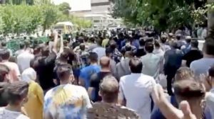 هتافات ضد خامنئي و«سياسته الإقليمية» في احتجاجات وسط طهران