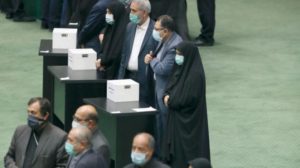 حكومة رئيسي تنال ثقة البرلمان وتعد بـ«انفراجة معيشية»