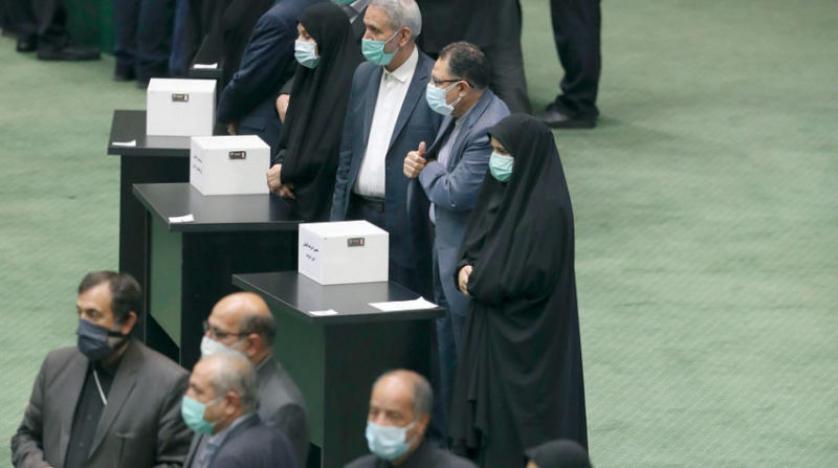 حكومة رئيسي تنال ثقة البرلمان وتعد بـ«انفراجة معيشية»