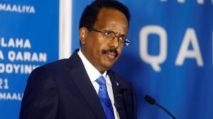 الرئيس الصومالي يسحب الصلاحيات التنفيذية من رئيس الوزراء