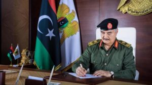 حفتر يعلق مهامه العسكرية تمهيداً للترشح لرئاسة ليبيا