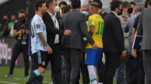 «فيفا» يتوعد بقرار تأديبي بعد إيقاف مباراة البرازيل والأرجنتين