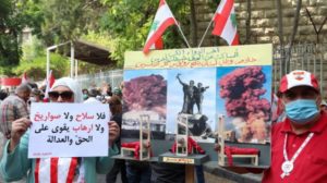 «لن تقتلونا مرتين»... لبنانيون ينددون بتعليق التحقيق في انفجار مرفأ بيروت