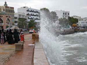 الإعصار شاهين يقترب من عمان ورفع حالة التأهب