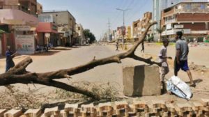 الخرطوم مدينة أشباح... الجيش يسيطر على وسطها والمحتجون على الأطراف