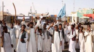 الولايات المتحدة وبريطانيا والنرويج تحث على إنهاء الحصار في شرق السودان