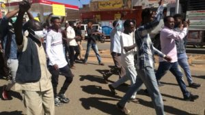 متظاهرو السودان اعتصام مفتوح لحين حل الحكومة