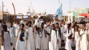 محتجو شرق السودان يوقفون حركة التجارة في ظل أزمة اقتصادية عميقة