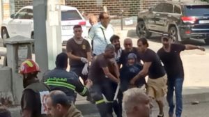 يوم دامٍ في لبنان وعون يتعهد بمحاسبة المسؤولين عن العنف