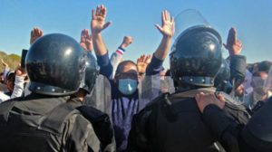 تونس المتظاهرون يواصلون الاحتجاج... وإضراب عام يشل عقارب