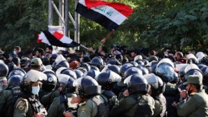 جمعة الفرصة الأخيرة.. اشتباكات بين متظاهرين والأمن العراقي