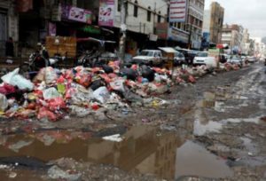 عمال النظافة في صنعاء يتأهبون للإضراب احتجاجاً على «نهب رواتبهم»
