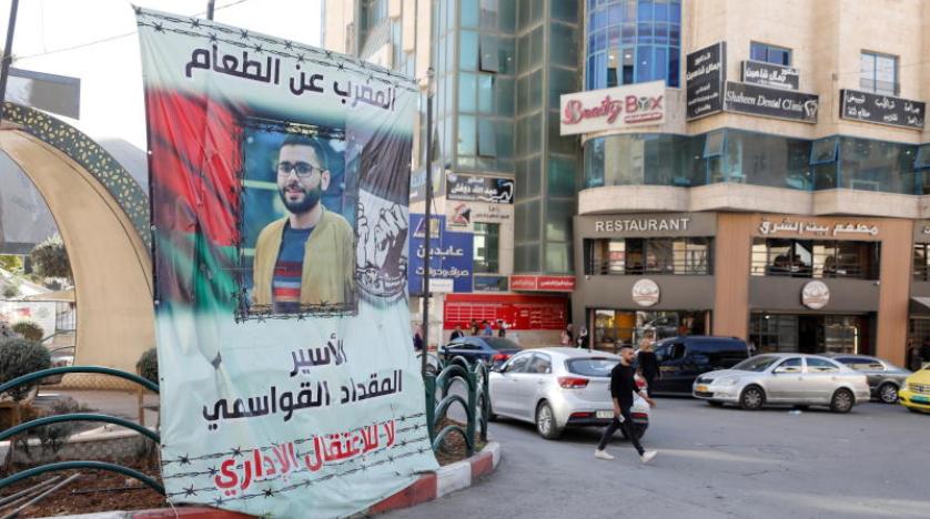 فلسطينيون يطالبون بالإفراج عن معتقل مضرب عن الطعام منذ 112 يوماً