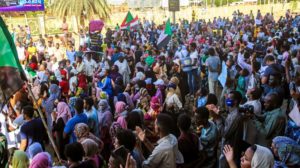 مئات المتظاهرين في الخرطوم وانقطاع خدمات الهواتف والإنترنت