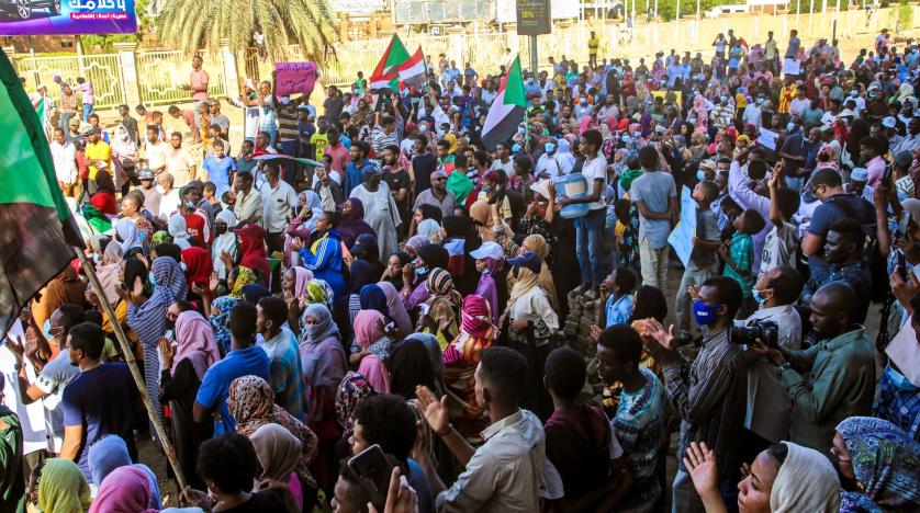 مئات المتظاهرين في الخرطوم وانقطاع خدمات الهواتف والإنترنت