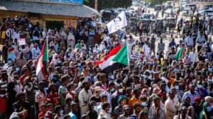 مواكب حاشدة بالسودان... ودماء وحرق قرى في دارفور