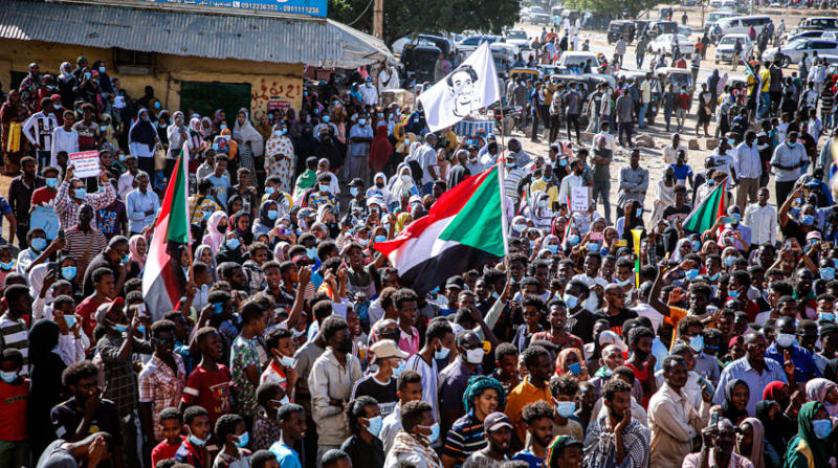 مواكب حاشدة بالسودان... ودماء وحرق قرى في دارفور