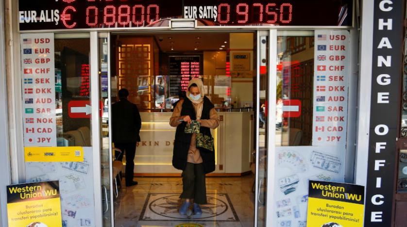 هبوط حاد لليرة التركية بعد أحدث خفض للفائدة بضغط من إردوغان