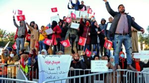 التونسيون يحتفلون بذكرى الثورة وسط انقسامات