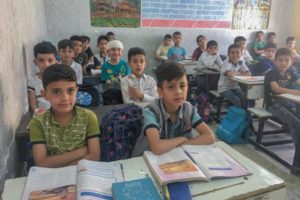 تلامذة العراق يواجهون الضياع.. مدارس طينية وندرة معلمين