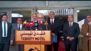 حفتر يجتمع بمنافسيه الانتخابيين تحسباً للفراغ
