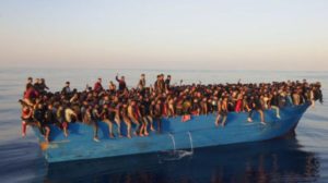 طفل مهاجر في عامه الأول يعبر المتوسط دون والديه